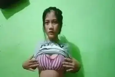 Dokumentasi Gadis Cantik Bersantai Di Kasur